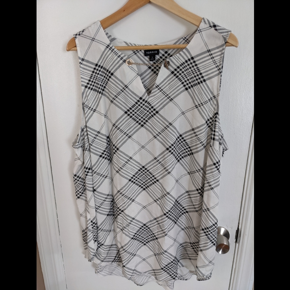 sleeveless blouse with chain clasp